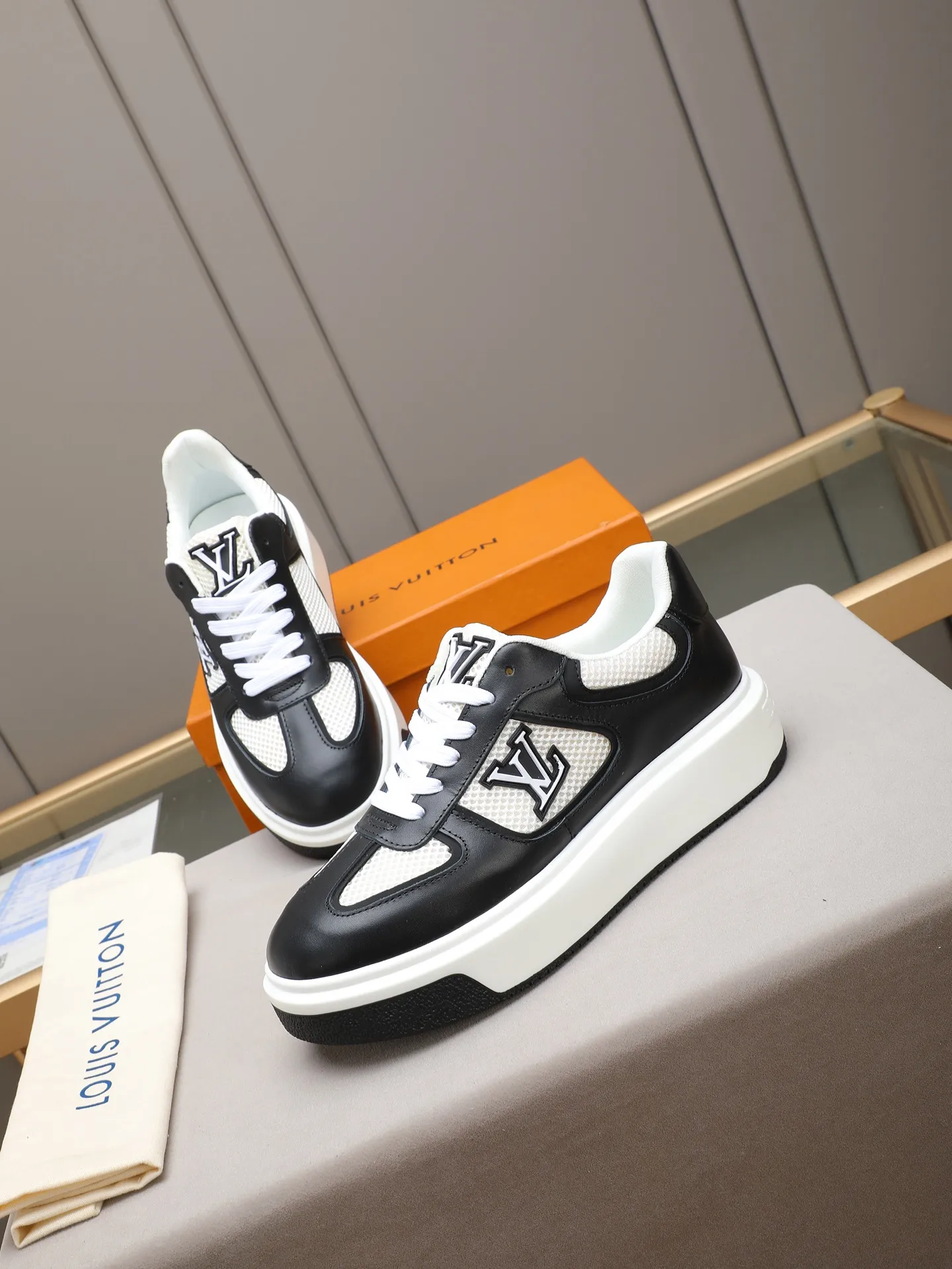 Men's shoes 💰460 New men's shoes LV fashion trend Made of first-layer calfskin➕breathable mesh lining! The foot feels super comfortable and the workmanship is impeccable. Foam ultra-light outsole, size: 38-44 (45 customized) 2 colors to choose from!